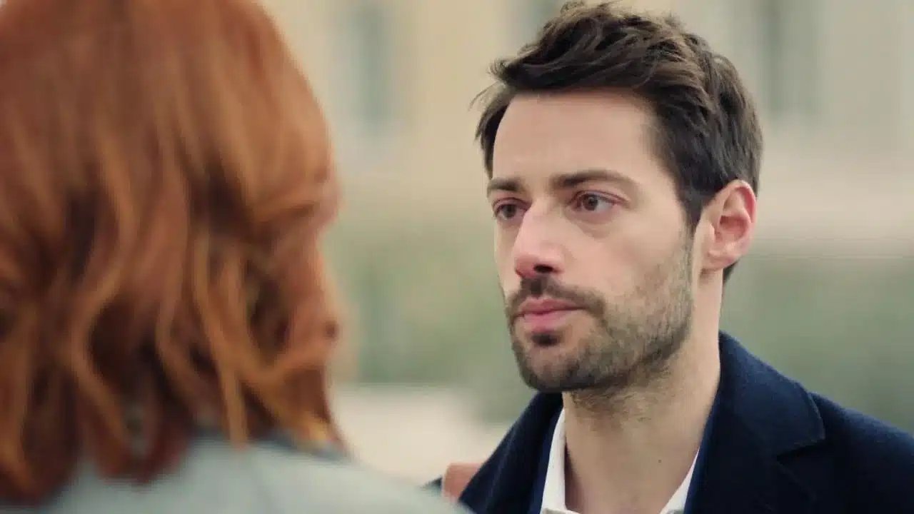 Ulysse sous pression face à une femme aux cheveux roux dans Plus belle la vie épisode 562