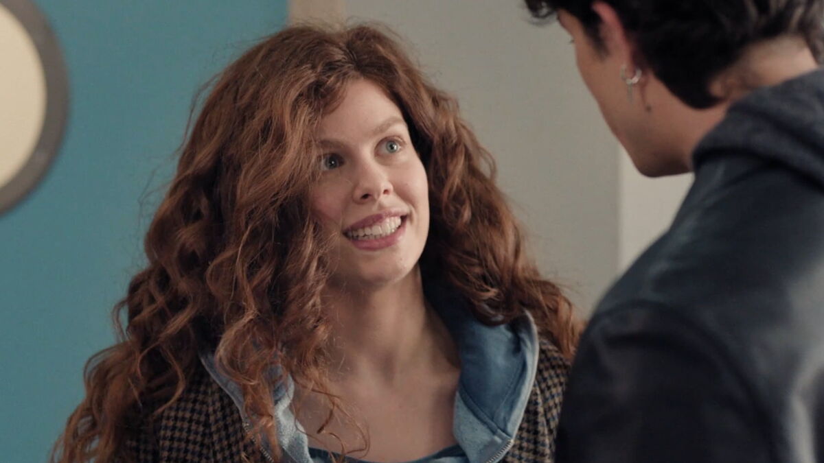 Noémie sourit face à un personnage dans Plus belle la vie épisode 554