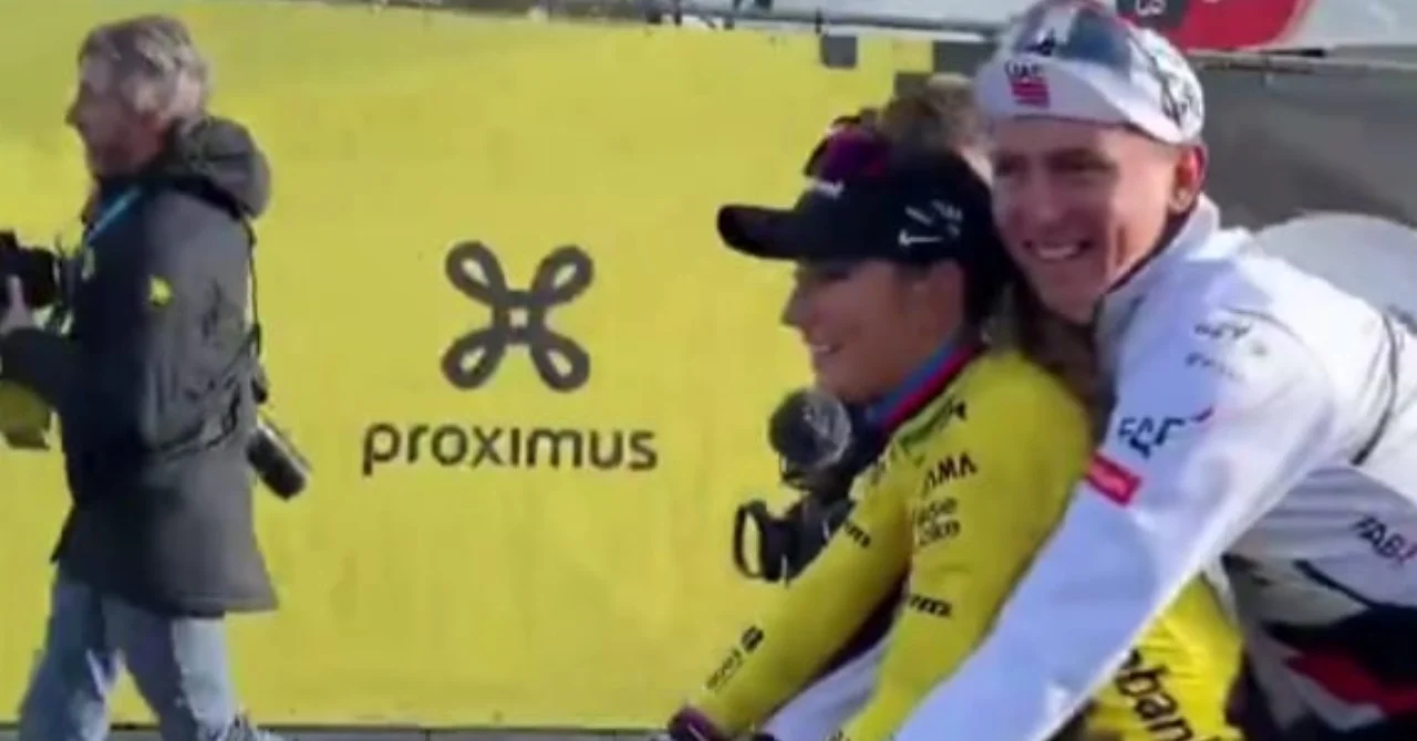 Tadej Pogačar et Pauline Ferrand-Prévot partagent un vélo après le Tour des Flandres, devant un panneau Proximus