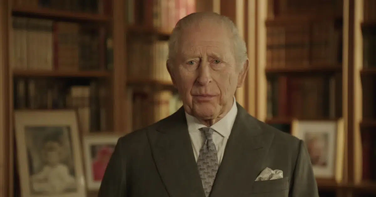 Charles III ému lors de son hommage filmé à Elizabeth II depuis la bibliothèque du château de Balmoral