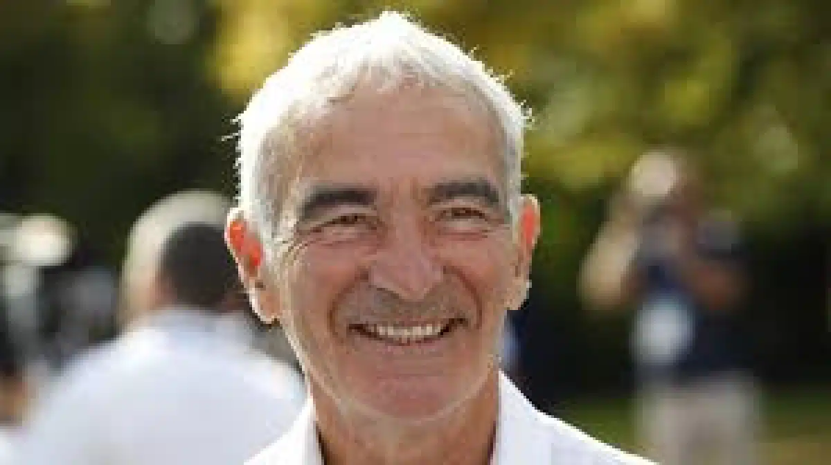 Raymond Domenech souriant, portrait en extérieur