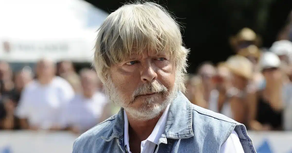 Renaud, chanteur français aux cheveux blonds et barbe grisonnante, lors d'un événement public