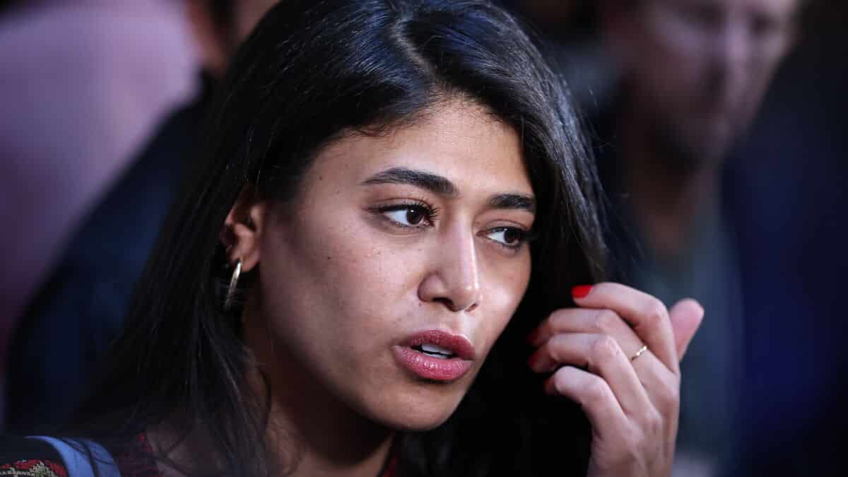 Rima Hassan, eurodéputée LFI, lors d'une prise de parole, l'air concentré et sérieux