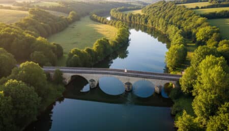 Rivière française sinueuse vue depuis un pont
