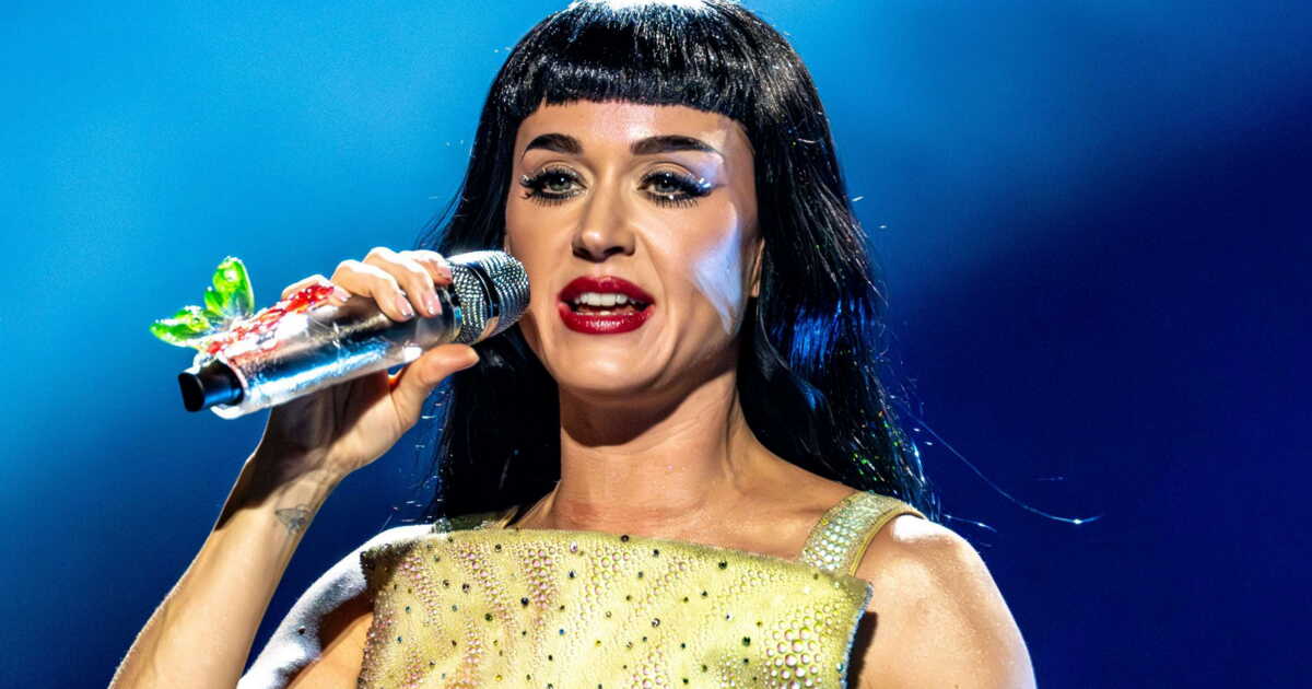 Katy Perry en concert, micro en main, regard intense