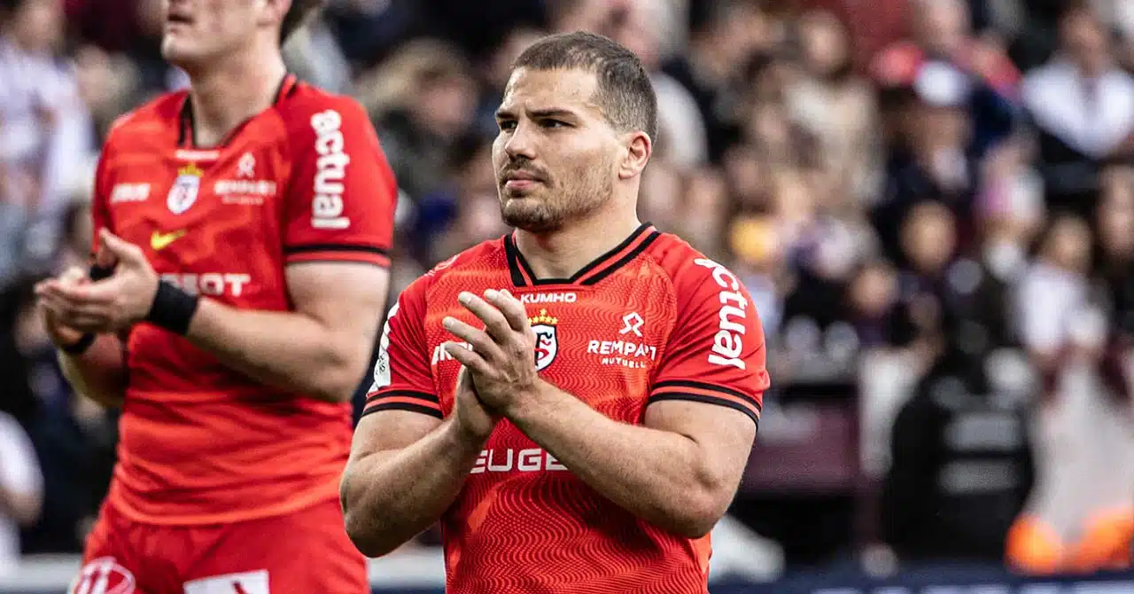 Antoine Dupont en maillot rouge et noir du Stade Toulousain, les mains jointes, après l'élimination en Champions Cup face à Bordeaux-Bègles