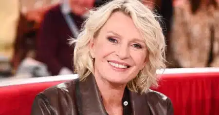 Sophie Davant souriante en veste en cuir marron lors d'une émission télévisée