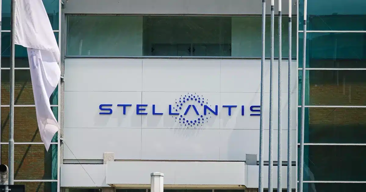 Logo Stellantis sur la façade d'un bâtiment du constructeur automobile, rappel massif de 700 000 véhicules pour risque d'incendie