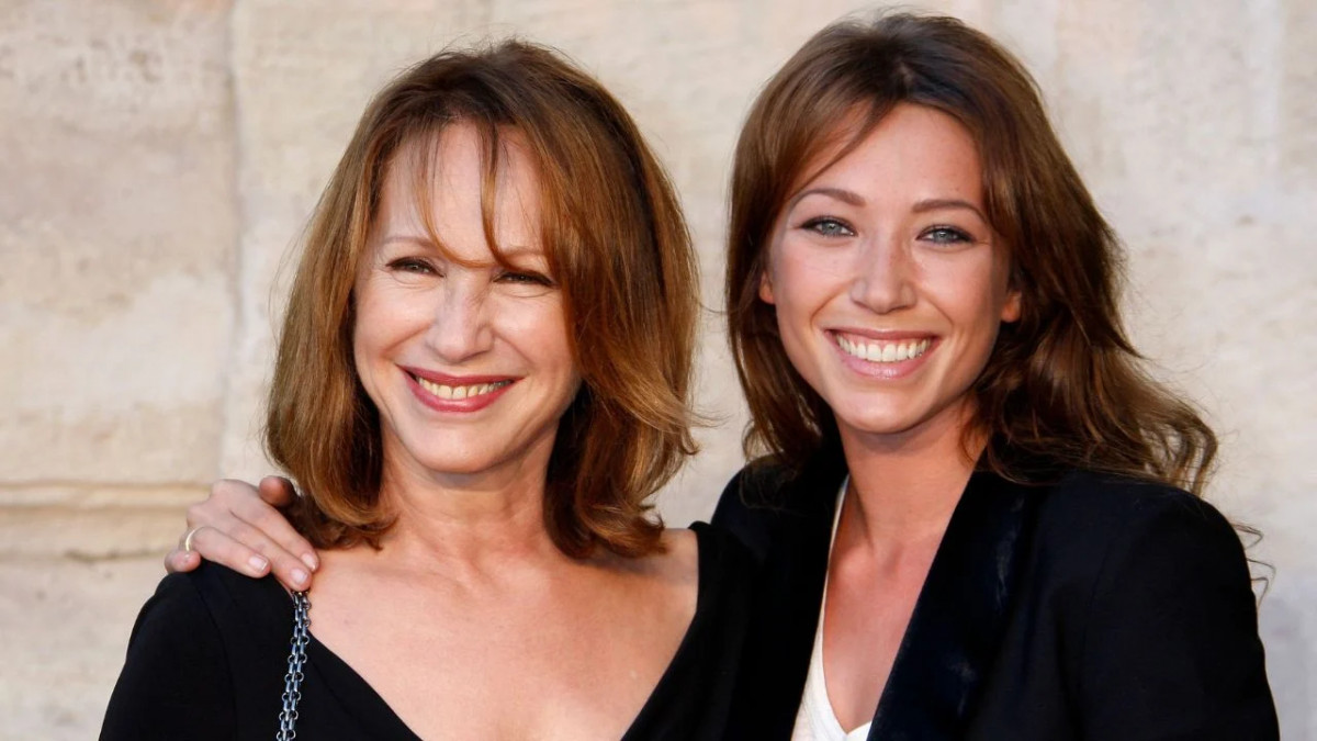 Nathalie Baye et Laura Smet souriantes ensemble, bras dessus bras dessous