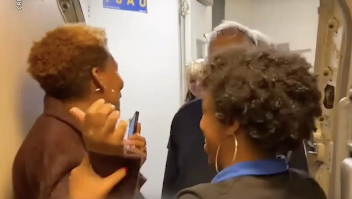 surprise hotesse de lair fille