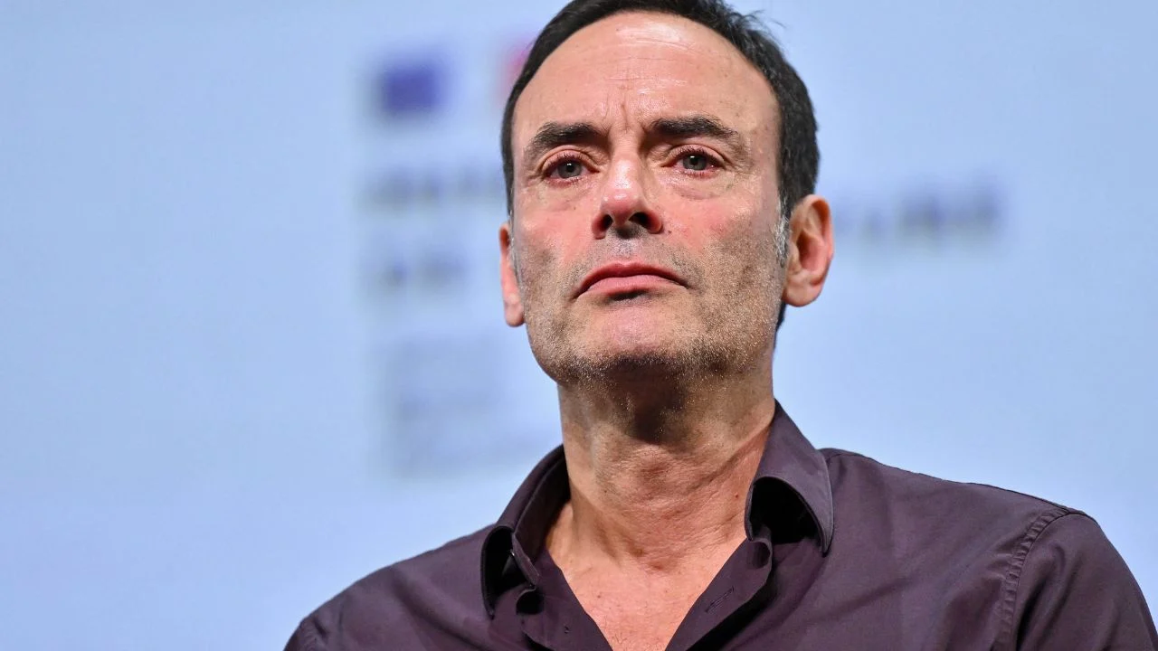Anthony Delon pensif lors d'une prise de parole publique
