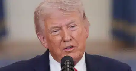 Donald Trump prenant la parole devant un microphone, visage en gros plan