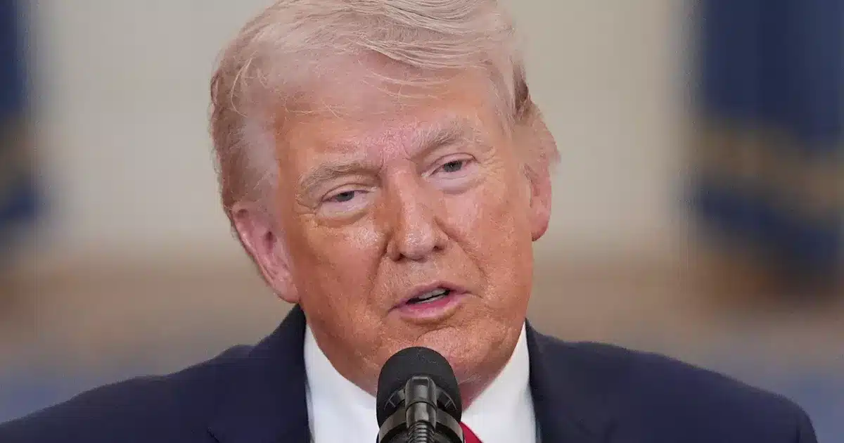 Donald Trump prenant la parole devant un microphone, visage en gros plan