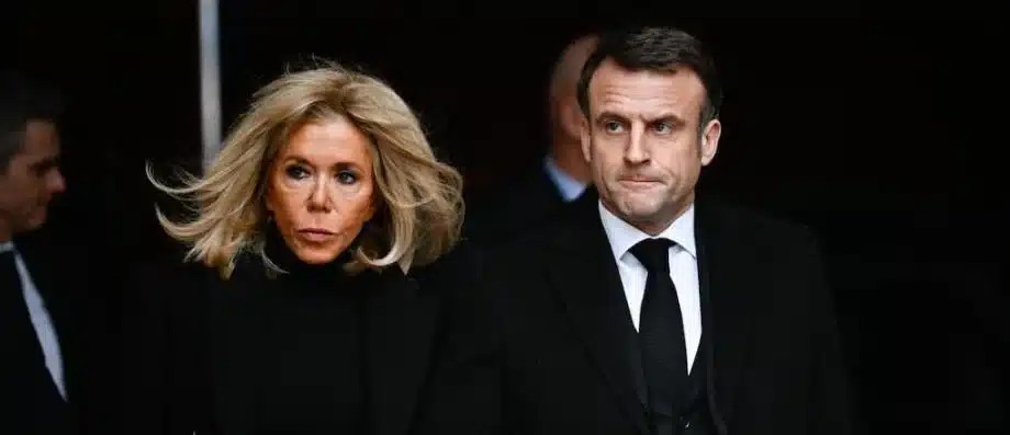 Emmanuel Macron et Brigitte Macron en tenue de deuil, visages sérieux, lors d'une cérémonie officielle