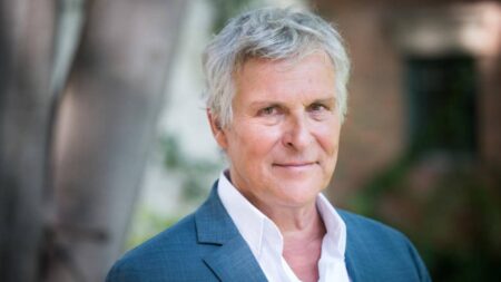 Portrait d'un homme aux cheveux gris en veste bleue, comédien d'Un si grand soleil
