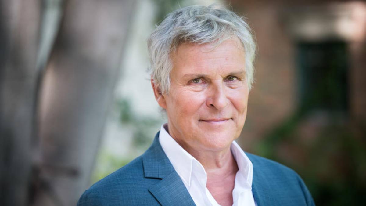 Portrait d'un homme aux cheveux gris en veste bleue, comédien d'Un si grand soleil