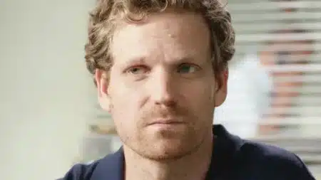 Yann dans Un si grand soleil, visage concentré et inquiet dans le cabinet LG