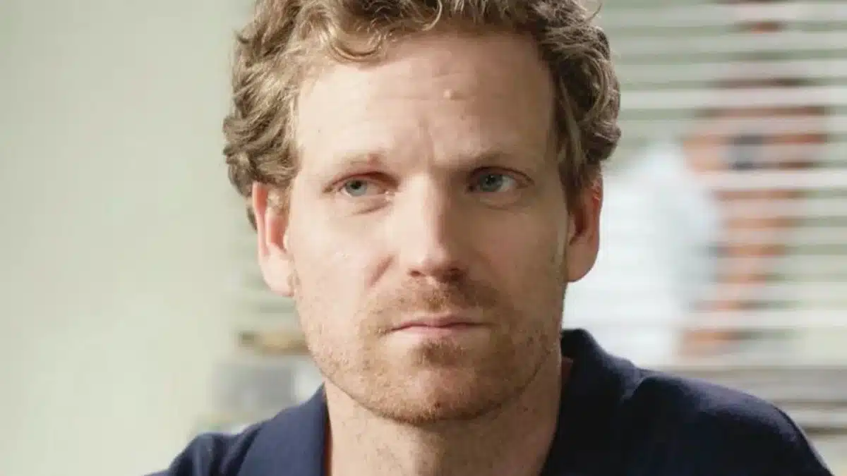 Yann dans Un si grand soleil, visage concentré et inquiet dans le cabinet LG