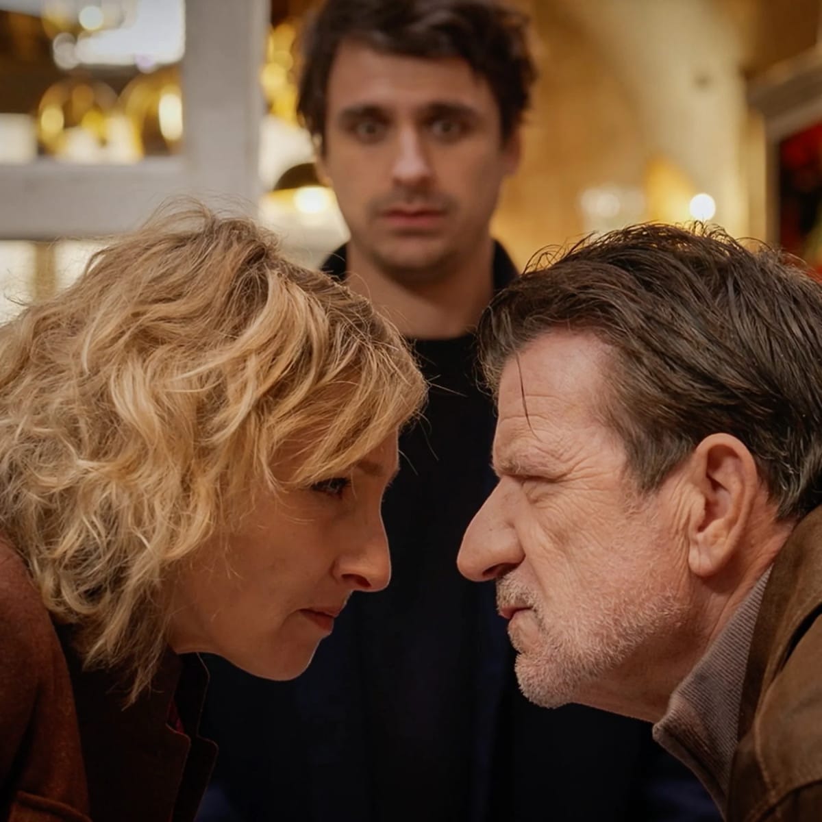 Scène émouvante de la série Un si grand soleil avec trois personnages dans un café