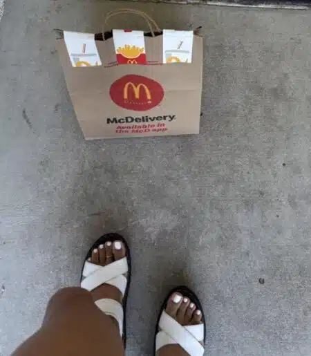 Une livreuse Uber Eats ajoute ses pieds sur les photos de livraison pour obtenir plus de pourboires