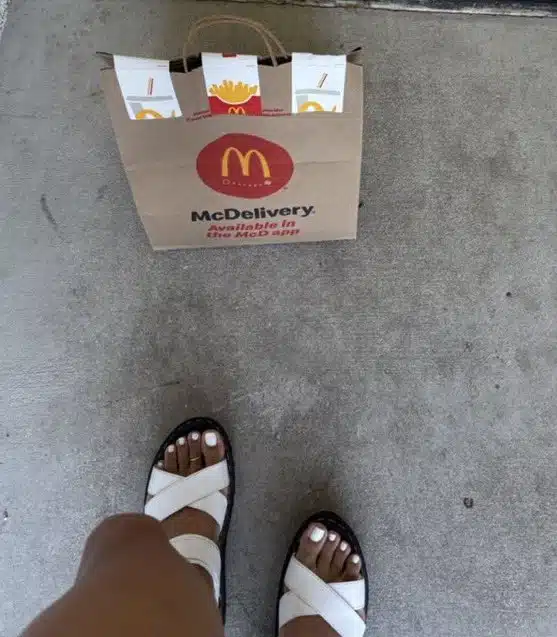 Une livreuse Uber Eats ajoute ses pieds sur les photos de livraison pour obtenir plus de pourboires