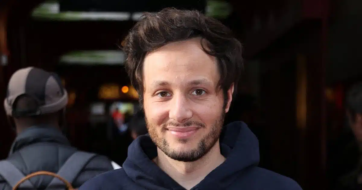 Vianney souriant en sweat bleu marine, gros plan visage