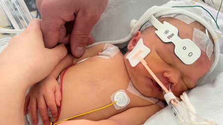 « Voilà votre bébé » : une sage-femme dépose un nouveau-né bleu et inerte sur sa mère après un accouchement à domicile