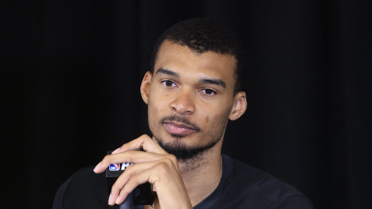 Wembanyama victime d'une commotion en play-offs NBA : « Il suit le protocole, il progresse »