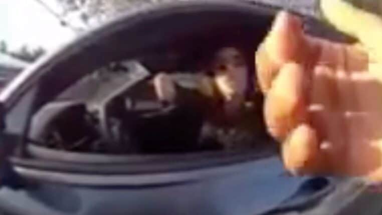 Arrêtée pour téléphone au volant après que le policier l’aurait vue utiliser sa main droite… sauf qu’elle n’a pas de main droite (vidéo)
