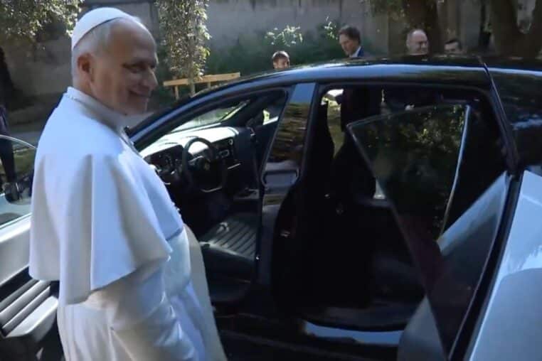 Le Pape monte dans la toute première Ferrari électrique (vidéo)