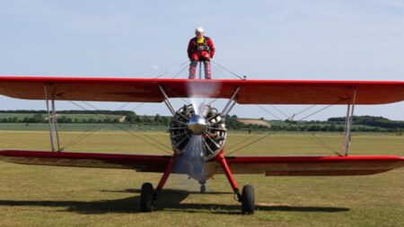 À 98 ans, ce vétéran britannique réalise un rêve d'enfant… debout sur les ailes d'un avion en plein vol
