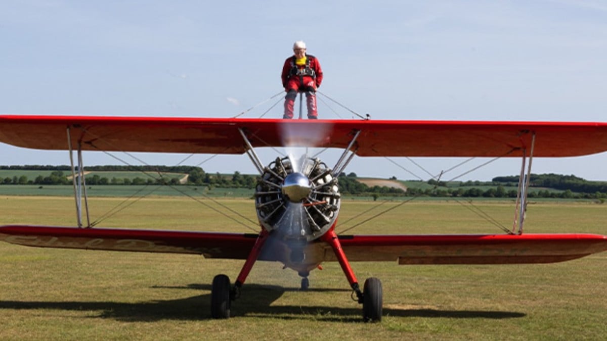 À 98 ans, ce vétéran britannique réalise un rêve d'enfant… debout sur les ailes d'un avion en plein vol