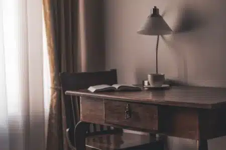 Achetée 30 € chez Emmaüs à Châtellerault, cette table cachait un secret royal vieux de 74 ans