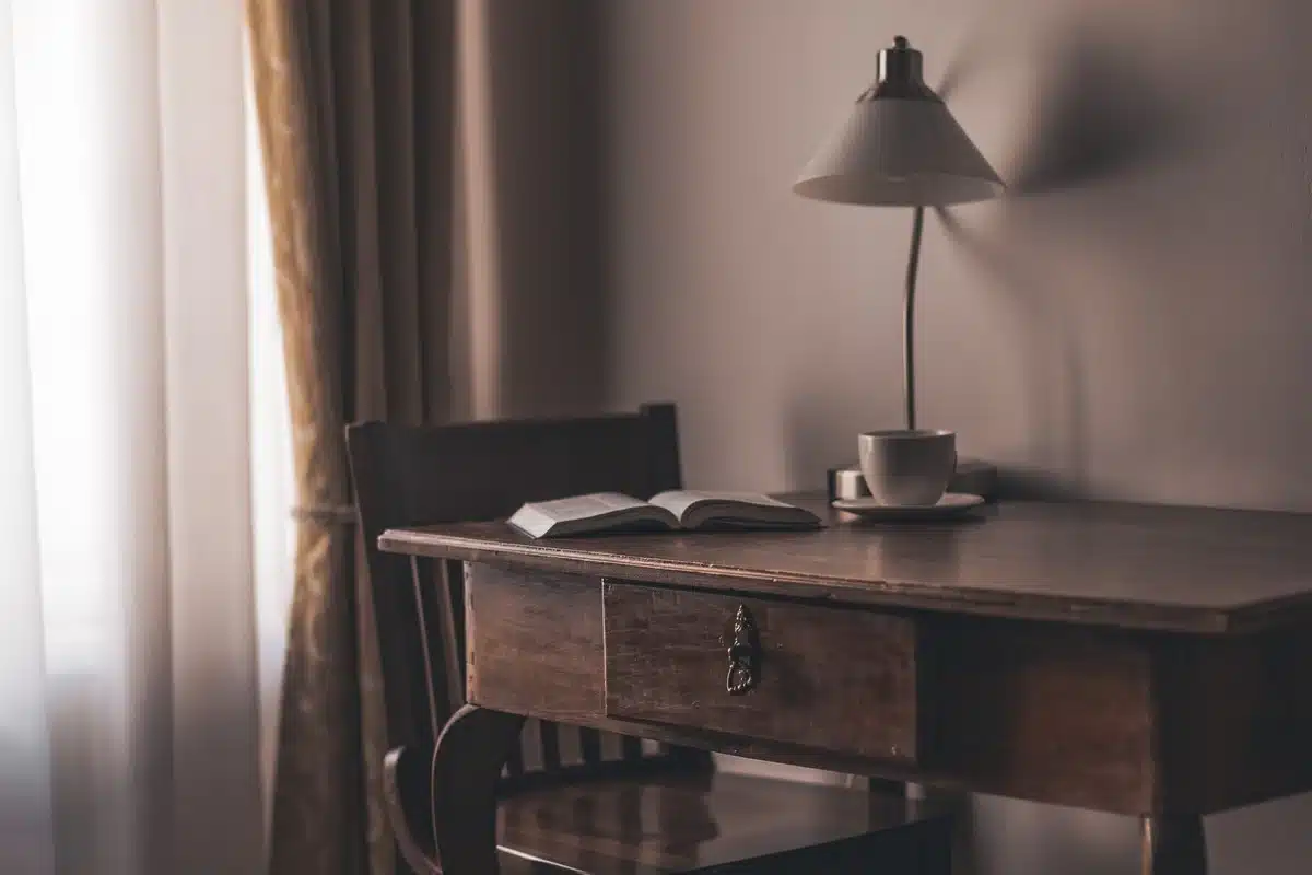 Achetée 30 € chez Emmaüs à Châtellerault, cette table cachait un secret royal vieux de 74 ans
