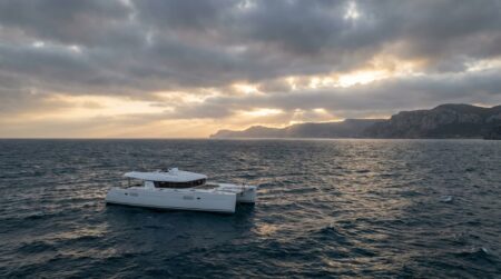 Catamaran vide dérivant sur une mer agitée à l'aube