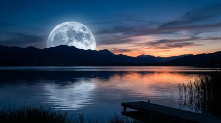 Pleine lune se levant au-dessus d'un lac au crépuscule