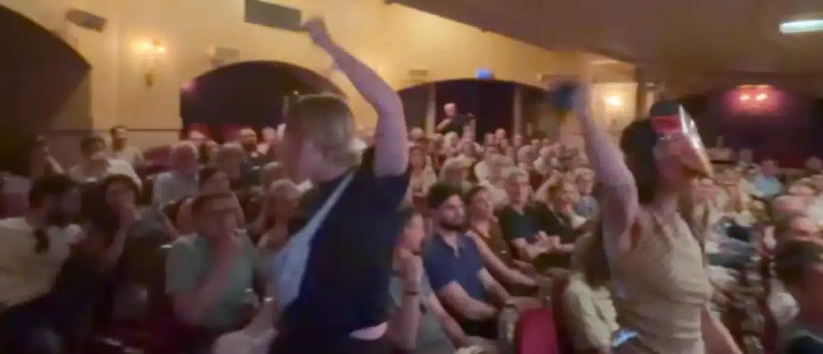 « Bruel, violeur ! » : les images de l'interruption au Théâtre Édouard VII qui font le tour des réseaux