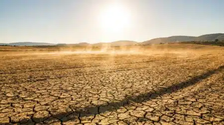Sol craquelé sous un soleil brûlant dans la campagne française