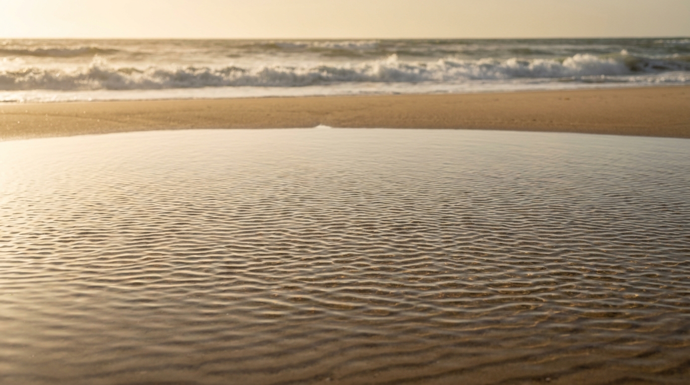 Eau calme et trompeuse dans une baïne face aux vagues au large