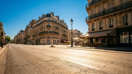 Boulevard urbain sous une brume de chaleur estivale