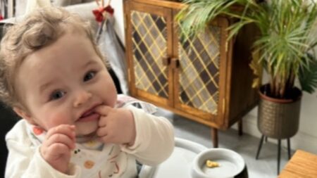 Ce professeur adoptait un bébé de 13 mois : ce que la police a découvert glace le sang
