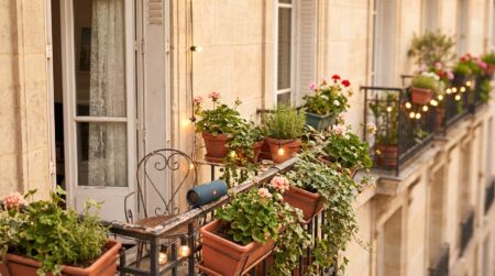 Balcon fleuri d'appartement français en soirée de printemps