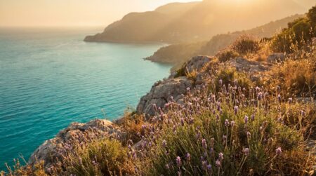 Coucher de soleil doré sur une mer turquoise en été