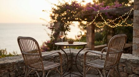 Terrasse méditerranéenne au crépuscule avec deux verres de rosé
