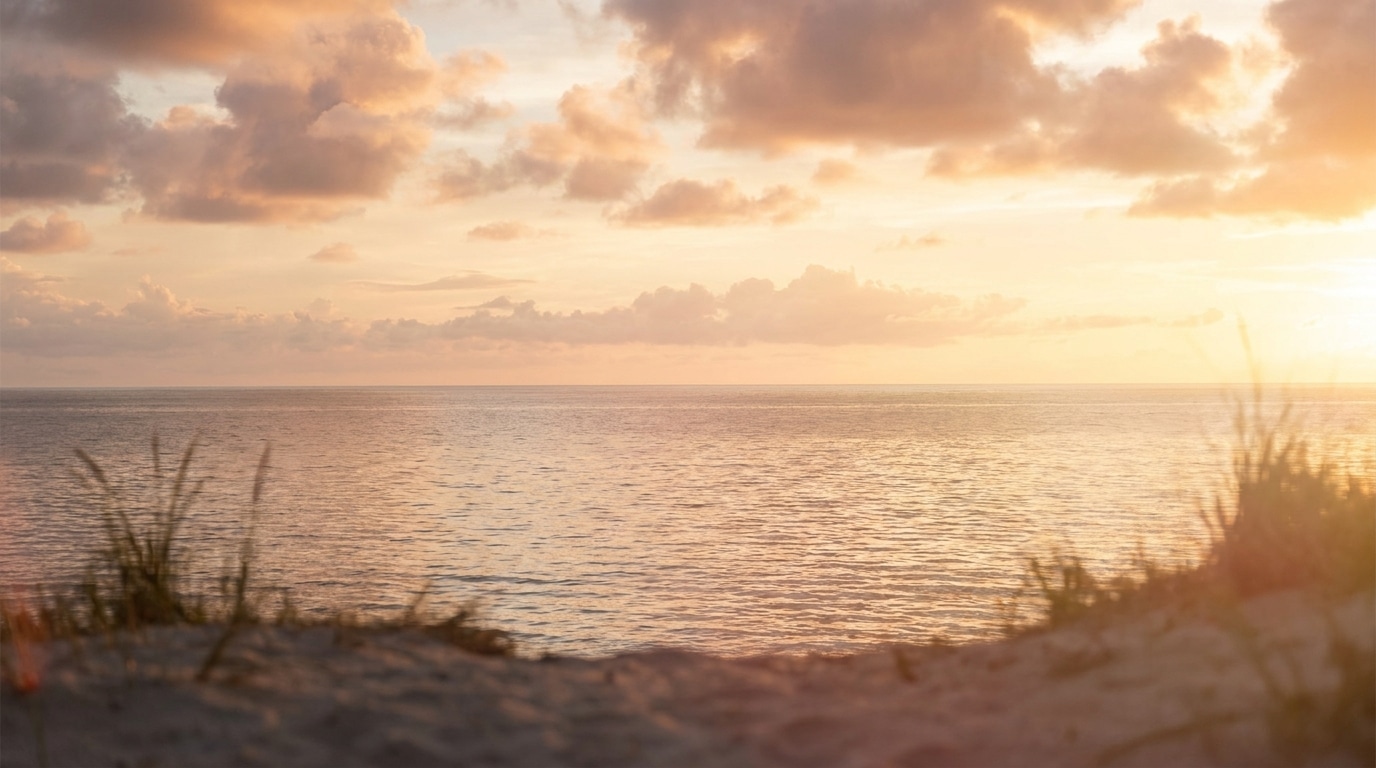 Coucher de soleil doré sur un océan calme et serein