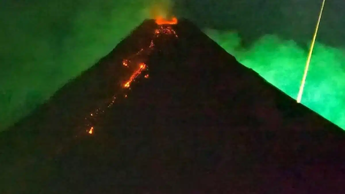 Cette boule de feu a traversé le ciel pile au-dessus d'un volcan en éruption… la vidéo donne des frissons