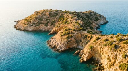 Vue aérienne d'une petite île sauvage en mer Ionienne