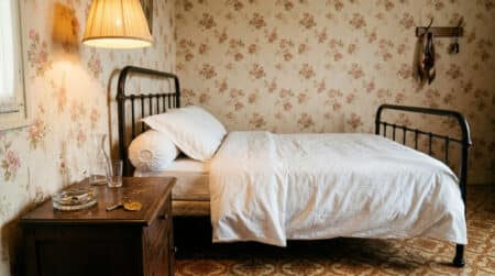 Chambre d'hôtel française des années 1960 avec papier peint fleuri et cendrier