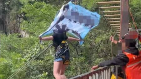 Chine : une touriste de 16 ans alerte sur ses sangles mal fixées, le personnel l'envoie dans le vide