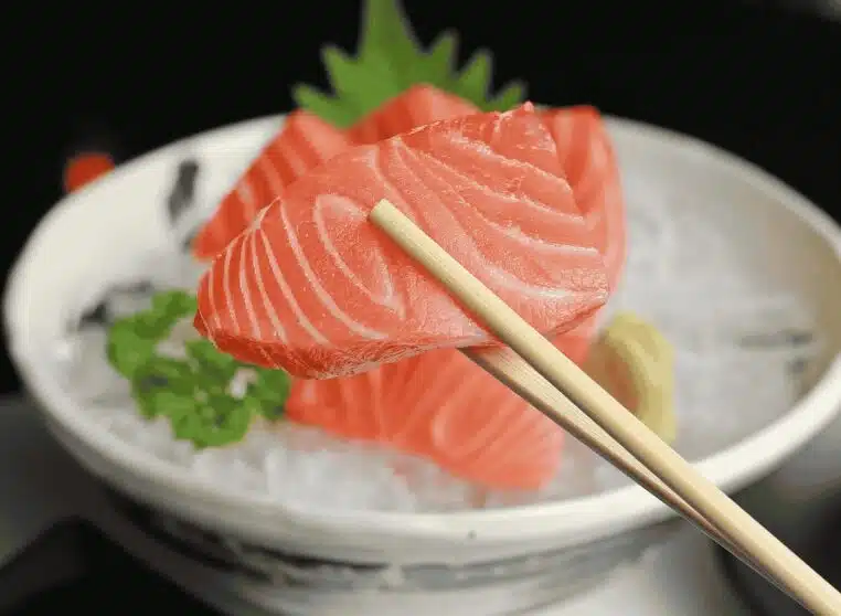 client decouvre vers dans son sashimi - copie